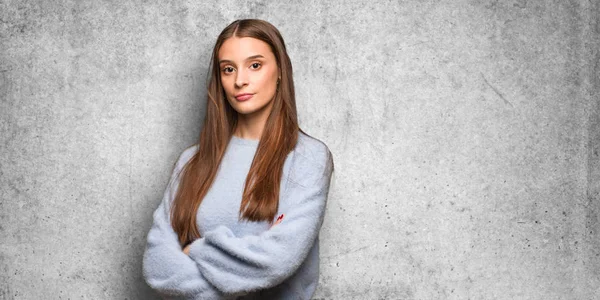 Jeune Femme Caucasienne Regardant Droit Devant — Photo