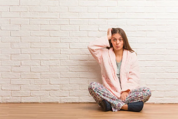 Jonge Vrouw Draagt Pyjama Bezorgd Overweldigd — Stockfoto