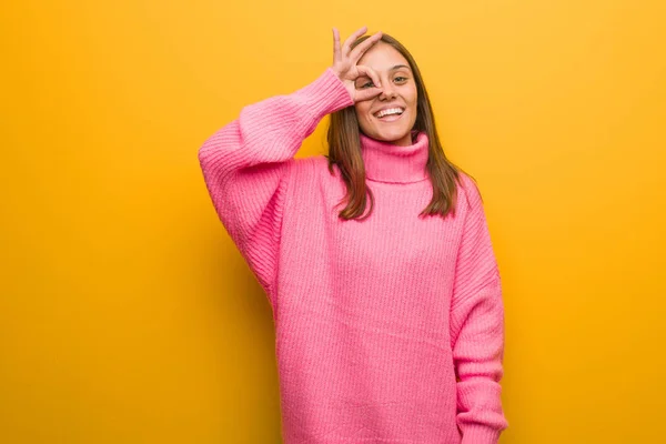 Jovem Mulher Moderna Confiante Fazendo Gesto Olho — Fotografia de Stock