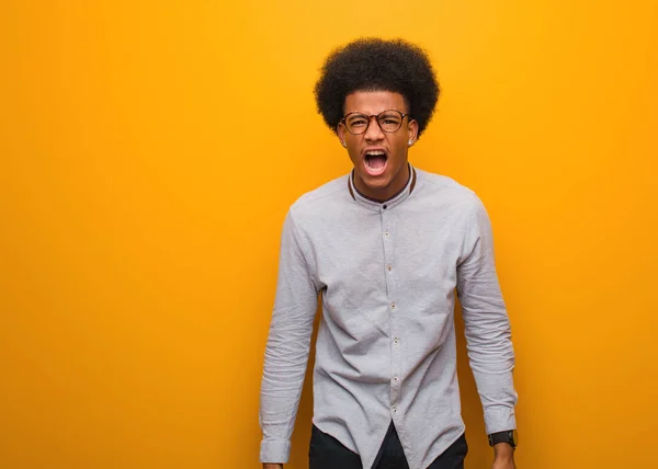 Giovane Uomo Afroamericano Muro Arancione Urlando Molto Arrabbiato Aggressivo — Foto Stock