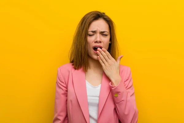 若いですファッションビジネス女性YawningショーA疲れてジェスチャーカバー口とともに彼女の手 — ストック写真