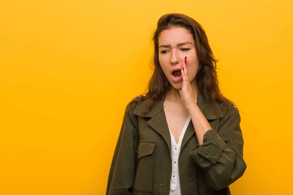 Joven Mujer Europea Aislada Sobre Fondo Amarillo Está Diciendo Una —  Fotos de Stock