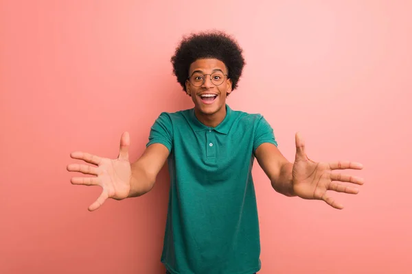 Jovem Homem Afro Americano Sobre Uma Parede Rosa Muito Feliz — Fotografia de Stock