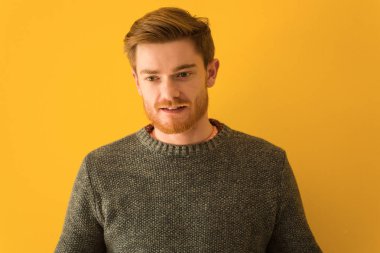 Genç kızıl saçlı adam yakın plan çekime davet ediliyor.