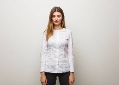 Genç Rus kız neşeli ve büyük bir gülümsemesi var.