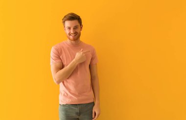 Genç Redhead adam gülümseyen ve yan işaret