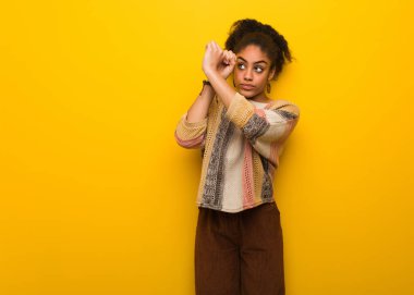 Genç Afro-Amerikan kız mavi gözlü bir spyglass jest yapma siyah.