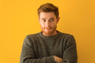 Genç Redhead adam yüz kapatmak düşünme hakkında bir fikir