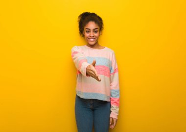 Genç siyah Afro-Amerikalı mavi gözlü kız birine merhaba diyor.