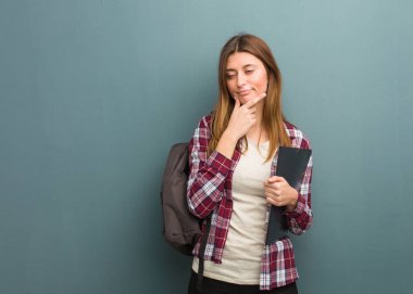 Genç öğrenci Rus kadın düşünme hakkında bir fikir