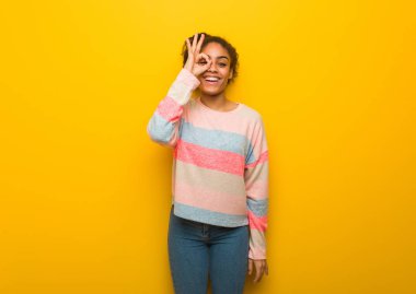 Mavi gözlü genç siyah Afrikalı Amerikalı kız göz üzerinde ok jest yapıyor emin