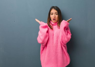 Genç modern kadın şaşırttı ve şok