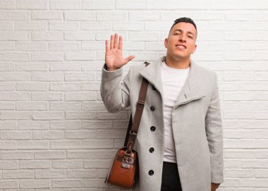 Genç Latin iş adamı 5 numarayı gösteriyor.