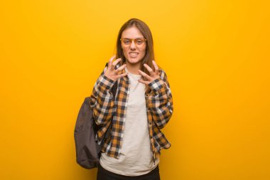 Genç bayan öğrenci kızgın ve üzgün.