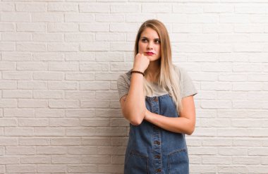 Genç Rus hippi kadın bir şeyler düşünüyor, yan tarafa bakıyor.