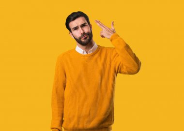 Genç, doğal bir adam intihar jesti yapıyor.