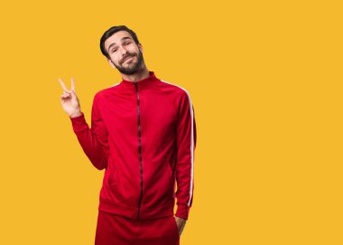 Genç sporcu zafer jesti yapıyor.