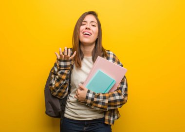 Genç öğrenci kadın çok korkuyor ve korkuyor