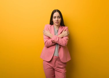 Genç, modern iş kadını, düşük ateş yüzünden soğuyor.