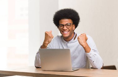 Dizüstü bilgisayarını kullanan genç siyah adam şaşırttı ve şok etti