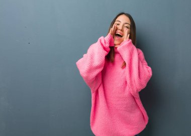 Genç modern kadın ön mutlu bir şey bağırıyor