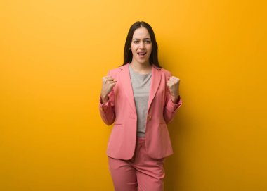 Genç ve modern iş kadını çok sinirli ve agresif bağırıyor.