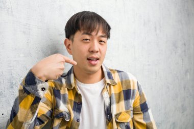 Genç Çinli adamın yüzü, gömleğin fotokopi odasını gösteren yakından çekilmiş, gururlu ve kendinden emin.