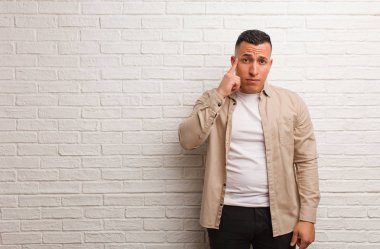 Genç Latin adam bir fikir düşünüyor.