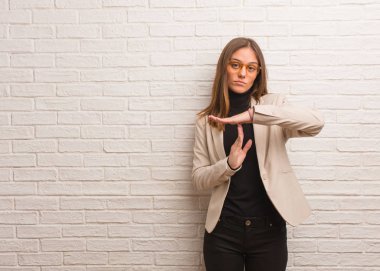 Genç ve güzel bir girişimci kadın mola veriyor.