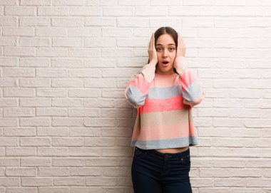 Genç modern kadın şaşırttı ve şok