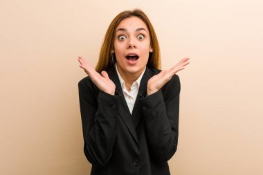 Genç beyaz iş kadını şaşırdı ve şok oldu..