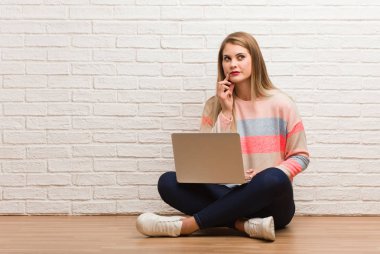 Genç Rus öğrenci kadın oturarak şüphe ve karıştı