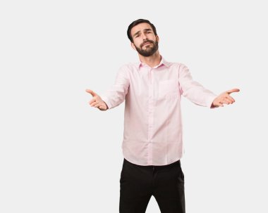 Genç yakışıklı adam gelmek istiyor.