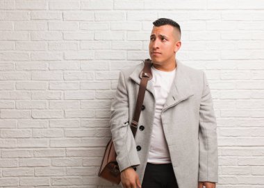 Genç Latin iş adam düşünme hakkında bir fikir