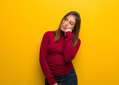 Genç entellektüel kadın bir şeyler düşünüyor.