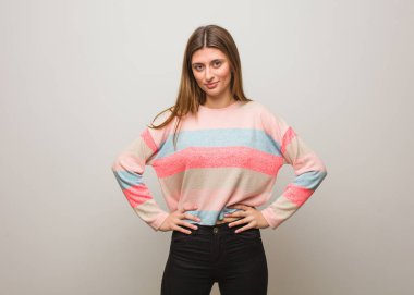 Kalçasında elleri olan genç bir Rus kız.