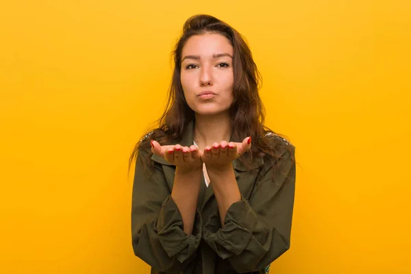 Joven Mujer Europea Aislada Sobre Fondo Amarillo Doblando Los Labios — Foto de Stock