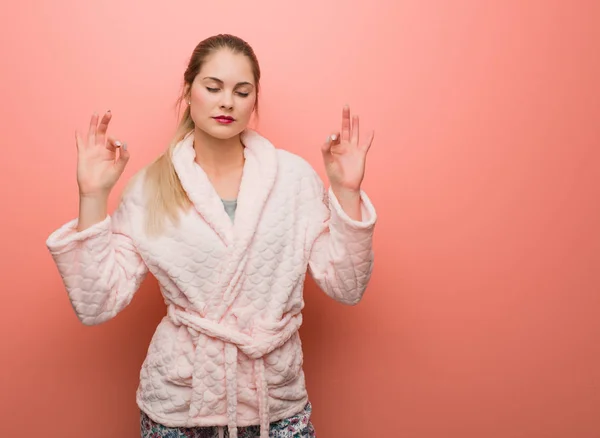 Mujer Rusa Joven Usando Pijama Realizando Yoga —  Fotos de Stock