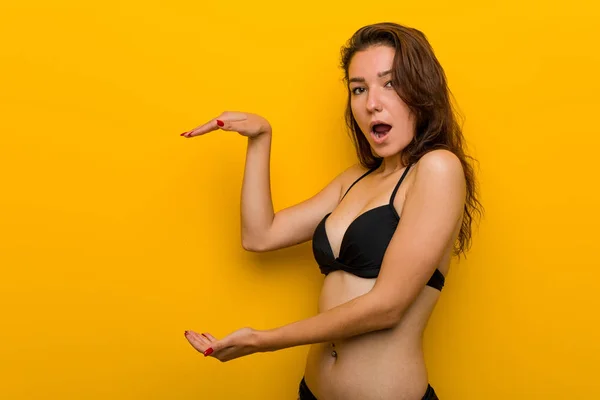 Młoda Europejka Bikini Zszokowana Zdumiona Trzymając Między Rękami Miejsce Ksero — Zdjęcie stockowe