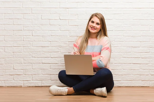 Joven Estudiante Rusa Sentada Cruzando Los Brazos Sonriente Relajada —  Fotos de Stock