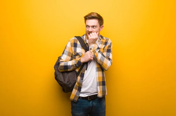 Joven Estudiante Pelirrojo Mordiendo Las Uñas Nervioso Muy Ansioso — Foto de Stock