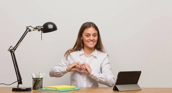 Jovem Estudante Mulher Trabalhando Sua Mesa Fazendo Uma Forma Coração — Fotografia de Stock