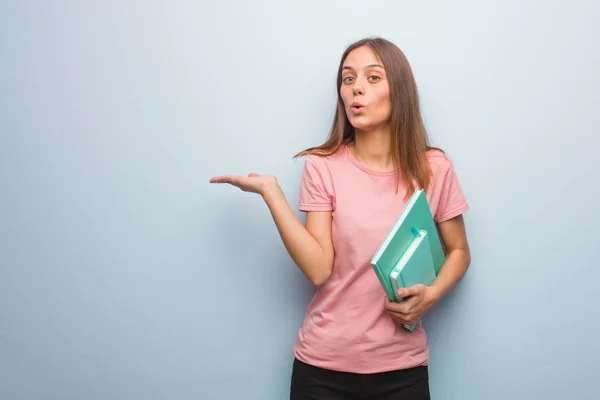 Joven Mujer Bastante Caucásica Sosteniendo Algo Palma Mano Ella Tiene —  Fotos de Stock