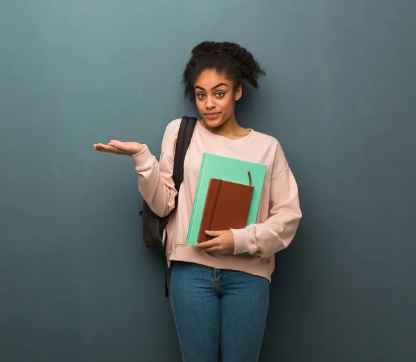 Young Student Black Woman Doubting Shrugging Shoulders She Holding Books — Stock Photo, Image