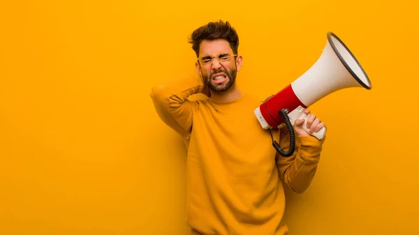 Ung Man Med Megafon Som Lider Nacksmärta — Stockfoto