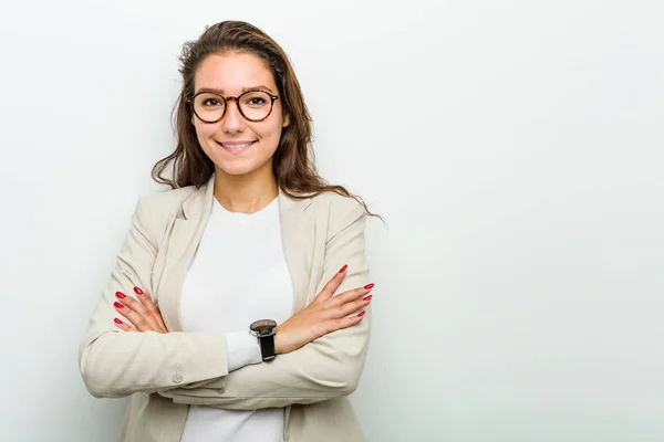 Giovane Donna Affari Europea Che Sente Sicura Incrociando Braccia Con — Foto Stock