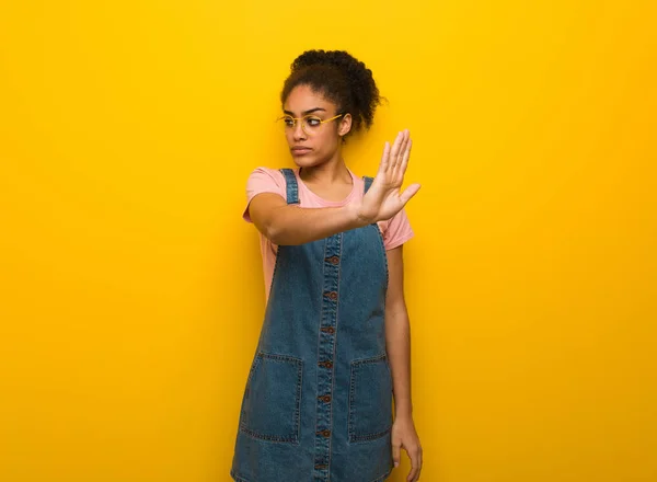 Joven Negro Afroamericano Chica Con Ojos Azules Poniendo Mano Frente —  Fotos de Stock