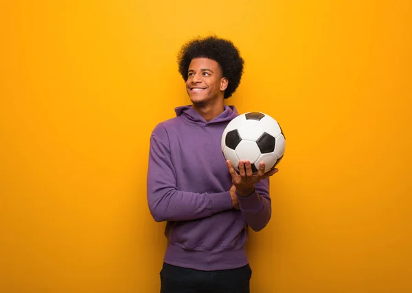 Giovane Uomo Sportivo Afroamericano Che Tiene Pallone Calcio Sorridendo Fiducioso — Foto Stock