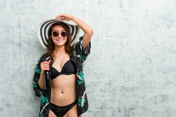 Genç Avrupalı Kadın Bikini Giyiyor Elinde Şişe Tutuyor — Stok fotoğraf