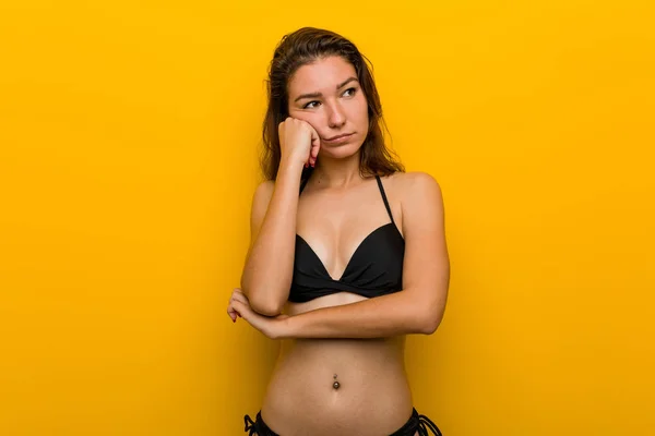 Üzgün Dalgın Hisseden Bikinili Genç Avrupalı Kadın Fotokopi Alanına Bakıyor — Stok fotoğraf
